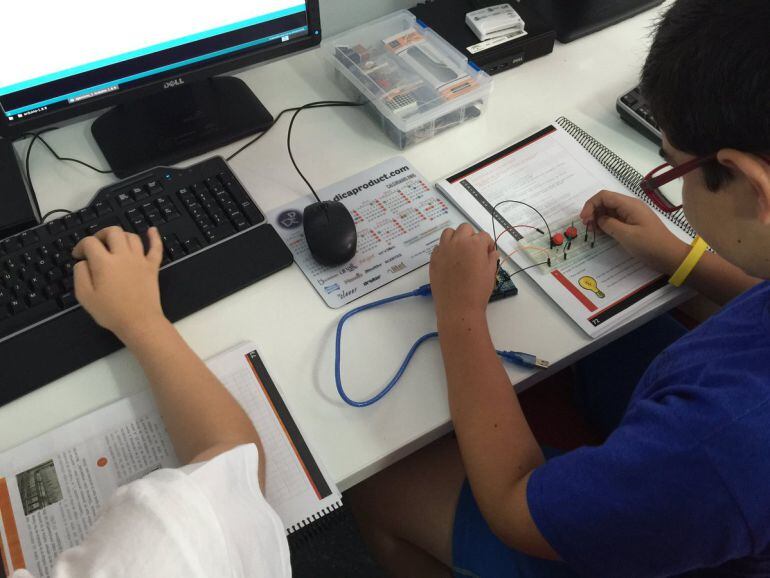 Niños en un Centro Guadalinfo de la provincia de Granada