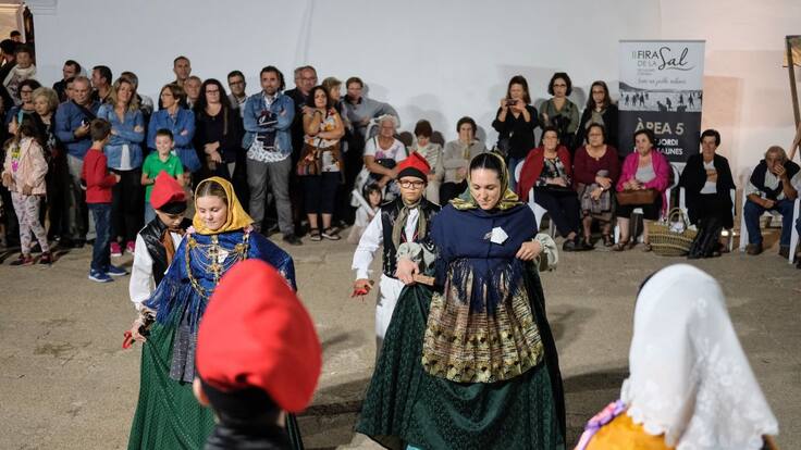 Un libro para bucear en la historia de las collas de ball pagès de Ibiza