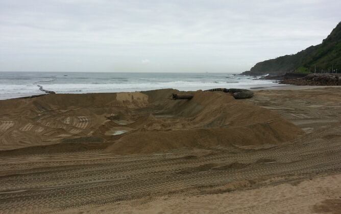 El tubo que vierte la arena en la Zurriola, colocado en la zona más cercana a Sagües, primera zona por la que ha comenzado la obra.