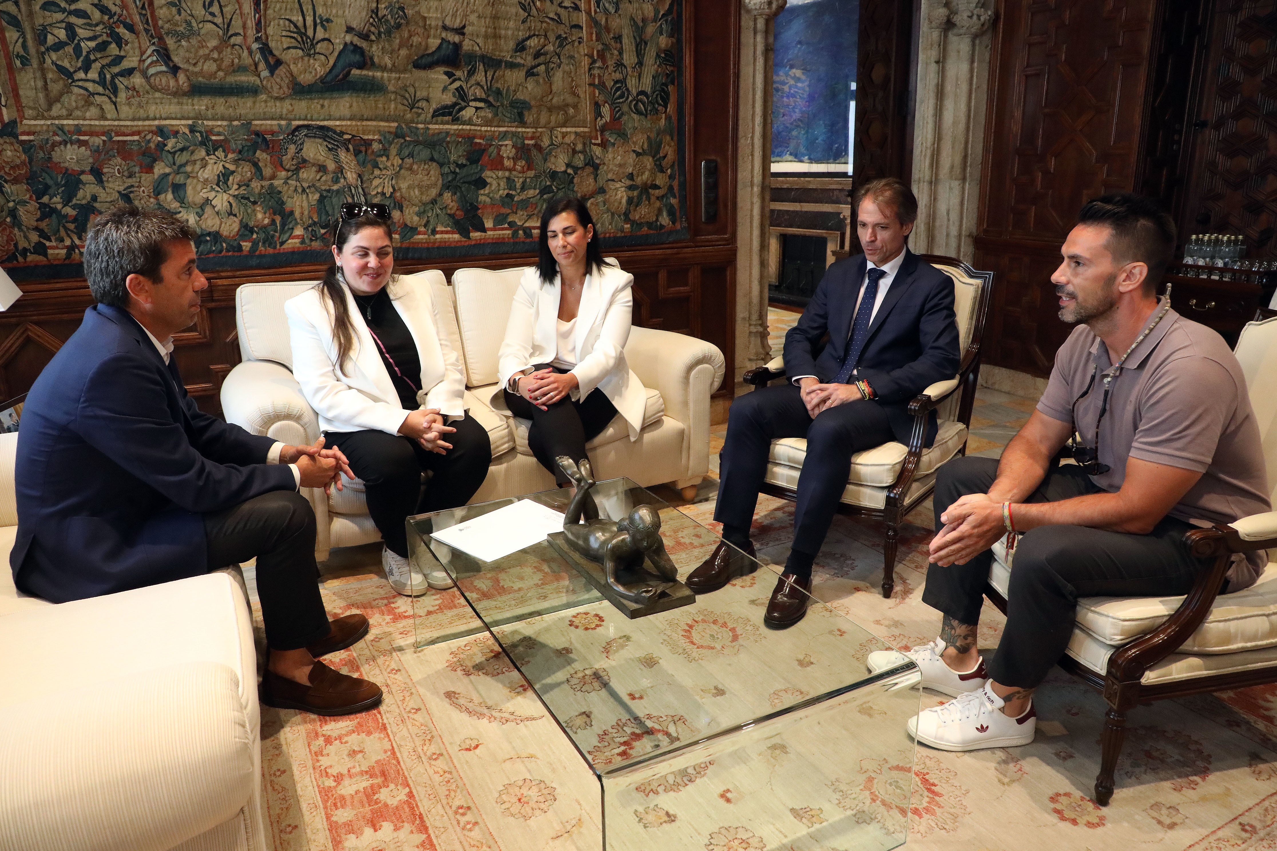 El president de la Generalitat, Carlos Mazón, ha recibido este lunes a la Asociación de Residentes Afectados por el Incendio de Campanar (ARDIC)