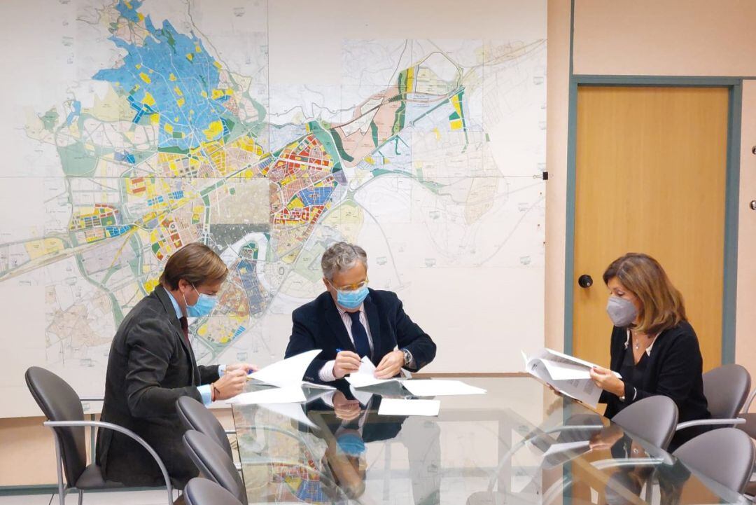 Firma del convenio entre el delegado de la Junta en Córdoba, Antonio Repullo; la delegada territorial de Salud y Familias, María Jesús Botella; y el presidente de la GMU, Salvador Fuentes