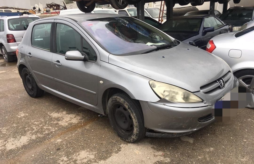 Coches viejos aparcados en una ciudad española. 