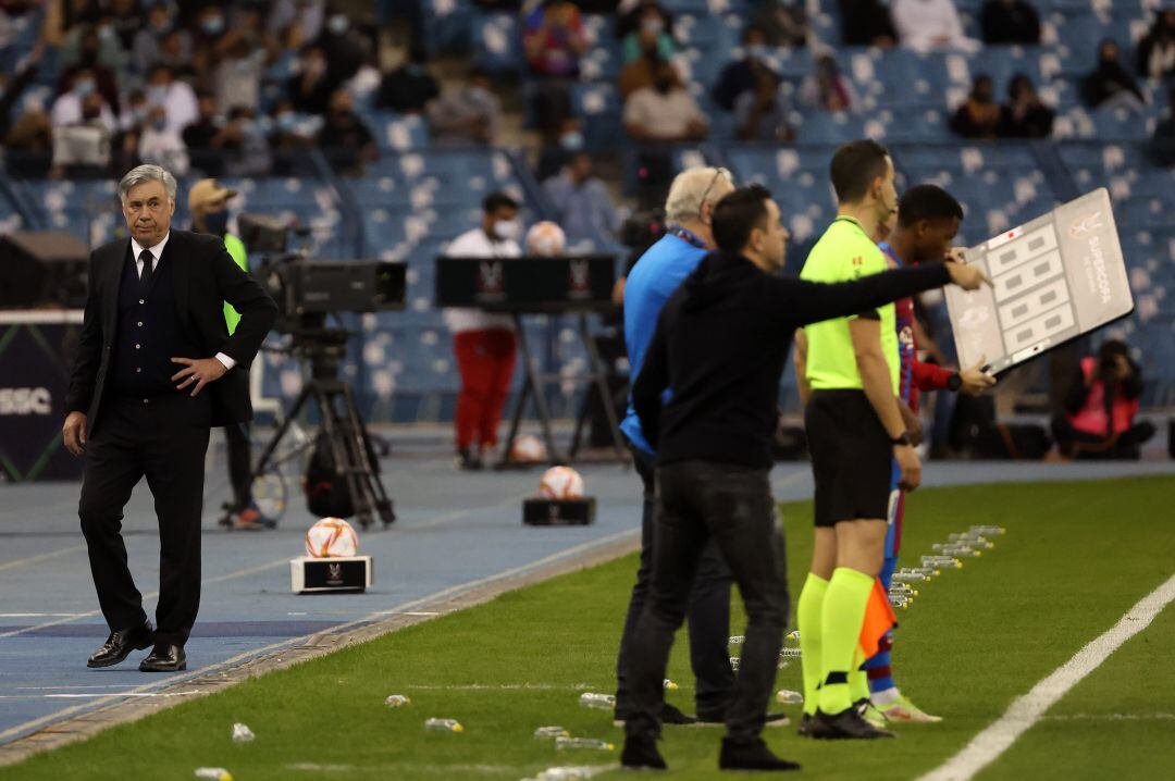 Ancelotti y Xavi, durante el Clásico