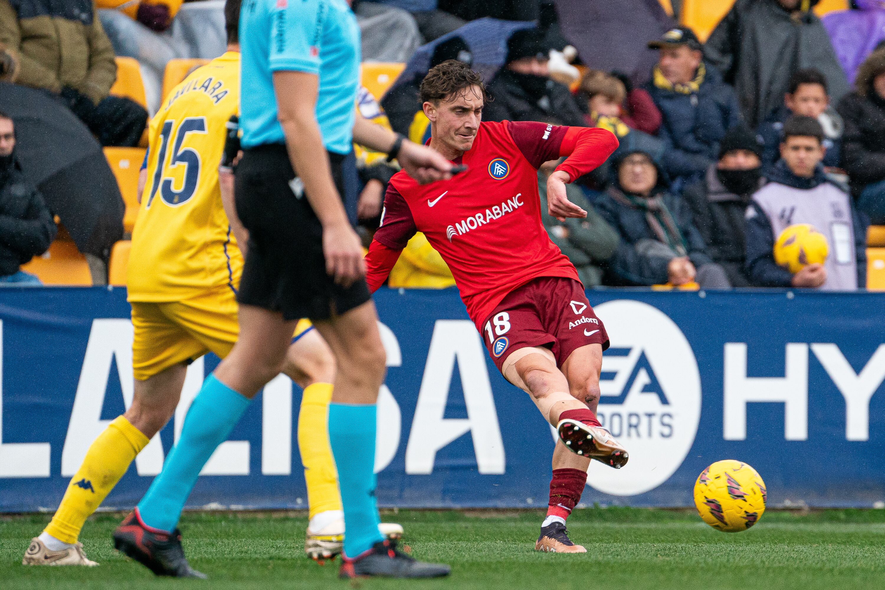 El lateral dret de l'FC Andorra, Alex Petxarroman, durant el partit contra l'Alcorcón