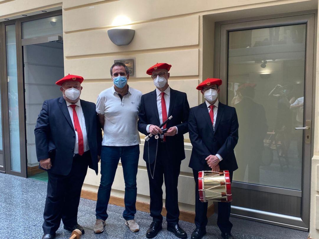 Los Dulzaineros de Estella posan con Miguel de los Toyos, alcalde de Eibar