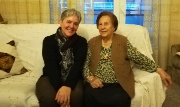 Paula con Carmen del Campo durante la visita girada en nombre de la Cadena SER, para conocer cómo funciona el servicio