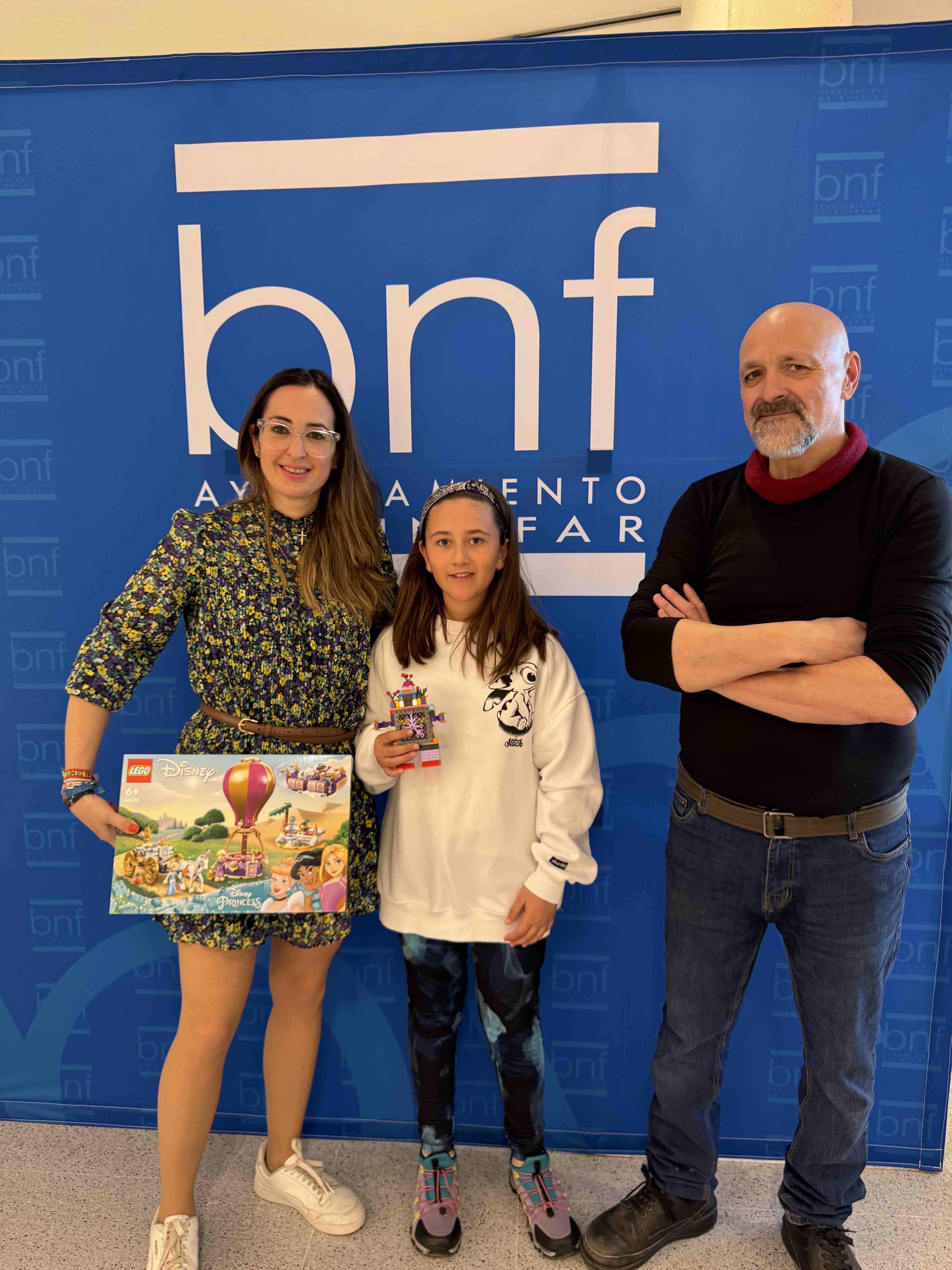 Beatriz Oliván y Rafael López con la ganadora, Ágatha Escuder