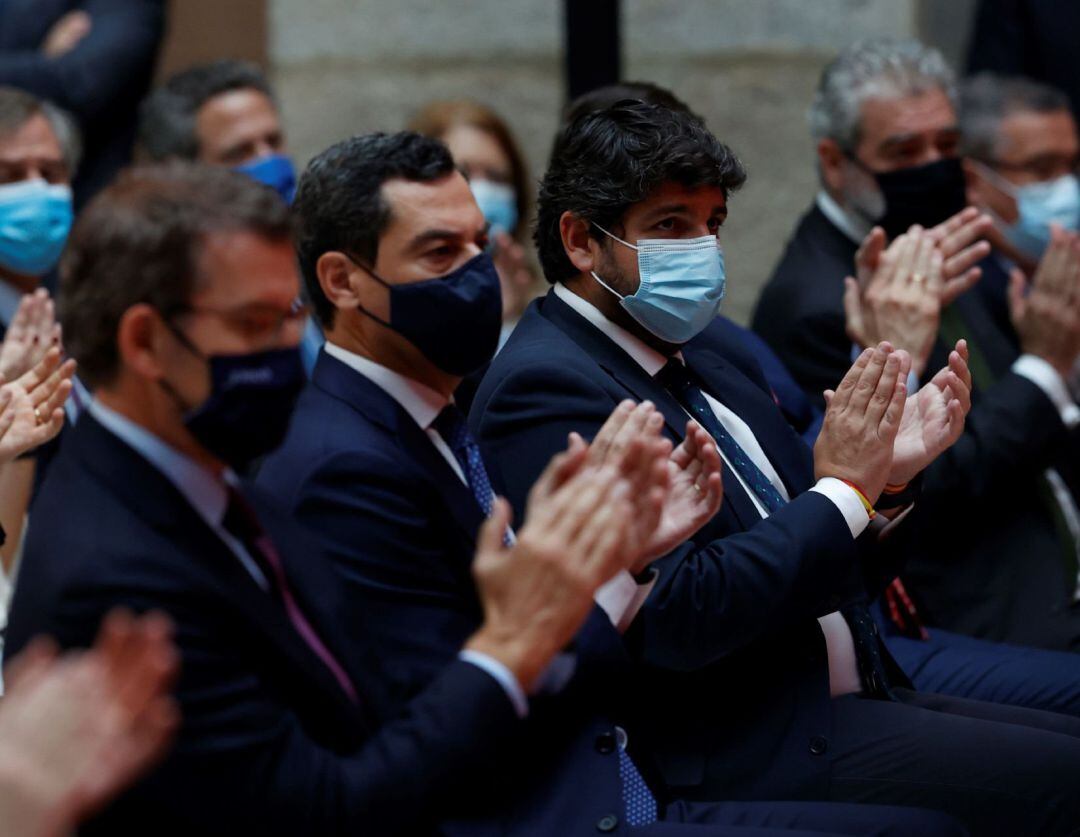 El presidente de Andalucía, Juanma Moreno (c) junto al presidente de la Xunta, Alberto Núñez Feijóo (i) y el presidente de Murcia, Fernando López Miras (d) durante la investidura de la presidenta de la Comunidad de Madrid, Isabel Díaz Ayuso, celebrada en 