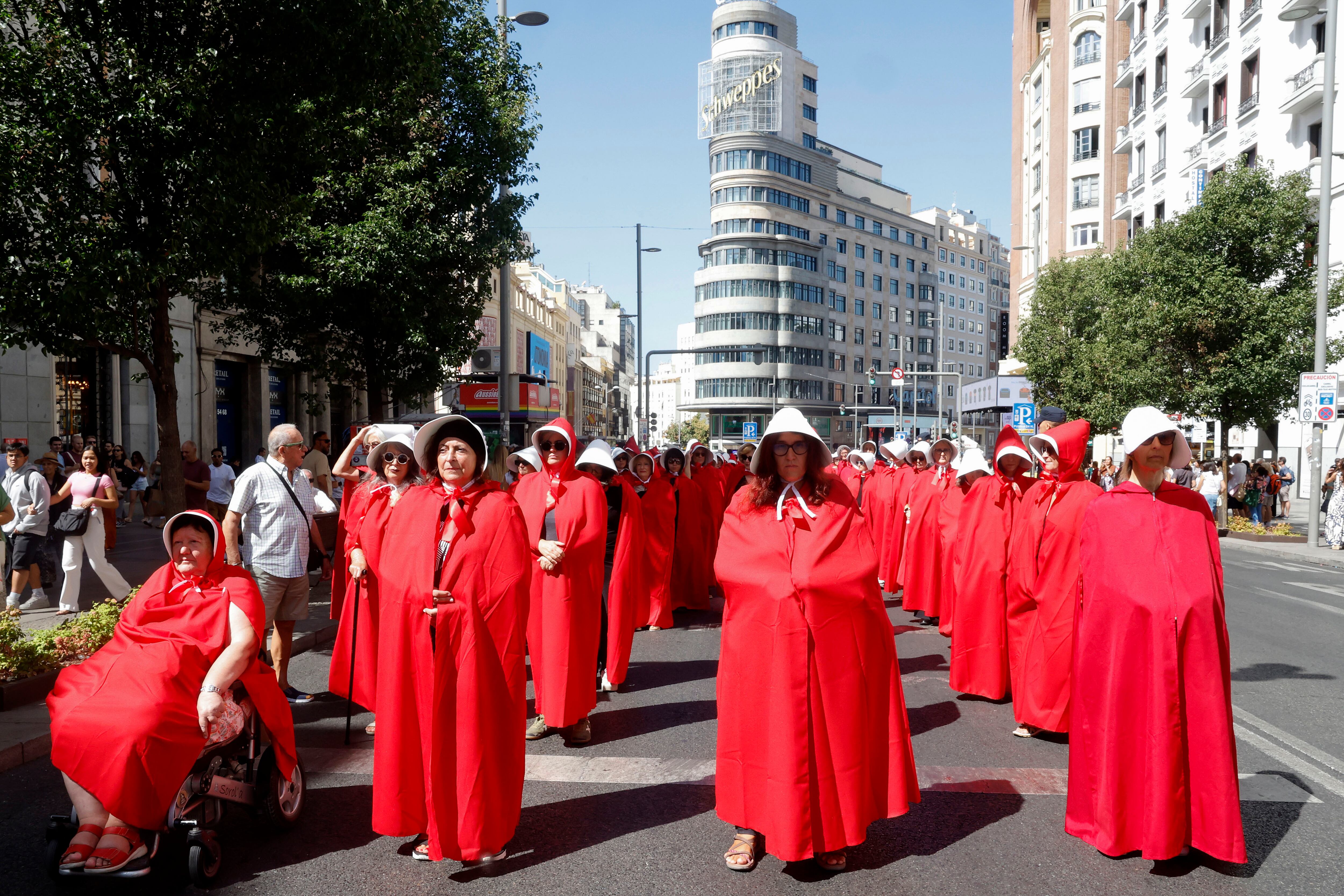 Cientos de mujeres han recorrido el centro de Madrid ataviadas con los trajes de 'El cuento de la criada' para exigir el fin de los vientres de alquiler y que el Estado acabe con esta práctica ilegal que entienden que no se puede normalizar porque es una forma de violencia sobre las mujeres.