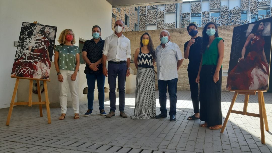 De izquierda a derecha, Isabel Ojeda, directora de Cultura del Ayuntamiento de Sevilla; Eduardo Trassierra, Antonio Muñoz, delegado municipal de Cultura; Rocío Molina, Antonio Zoido, director de la Bienal; Yerai Cortés y Julia Valencia, directora de arte, espacio escénico y diseño de vestuario