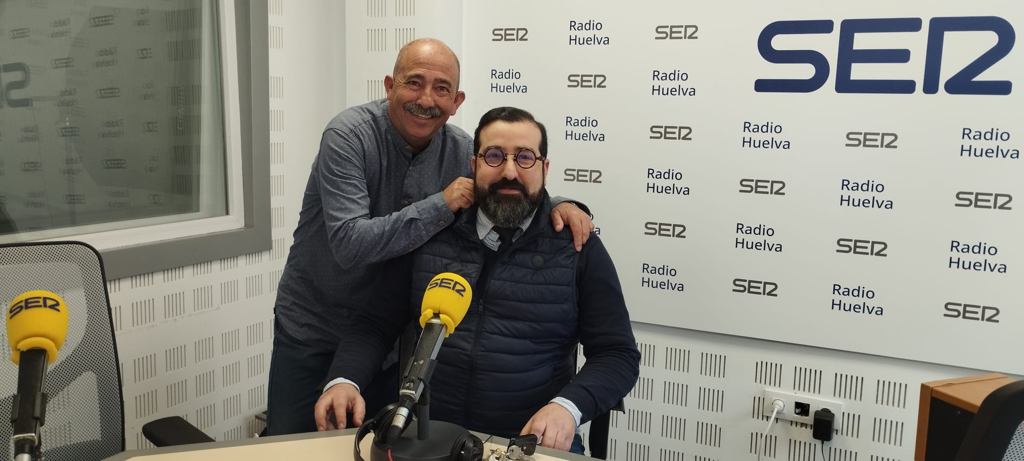 El escultor onubense Sergio Sánchez junto a Antonio García ex director de la Escuela de Arte León Ortega de Huelva