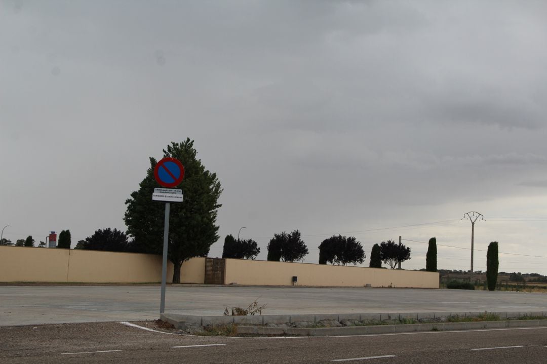 Aparcamiento del cementerio municipal de Cuéllar