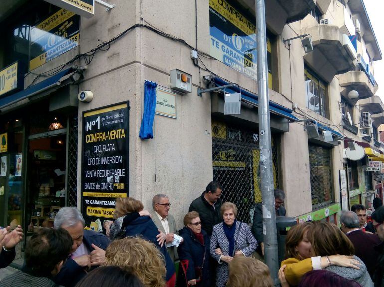 Momento en el que se descubría la placa