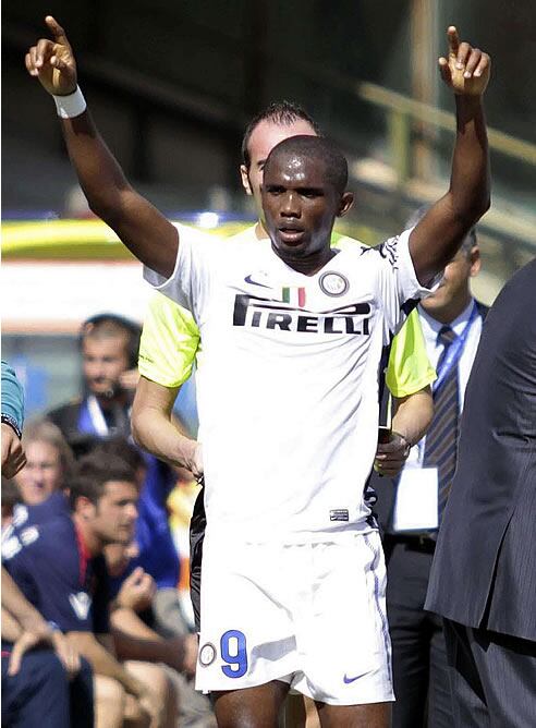 Eto&#039;o celebra su gol ante el Cagliari