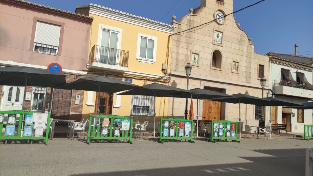 Mesas y sillas de terrazas situadas en la calzada, permitido por la situación del covid