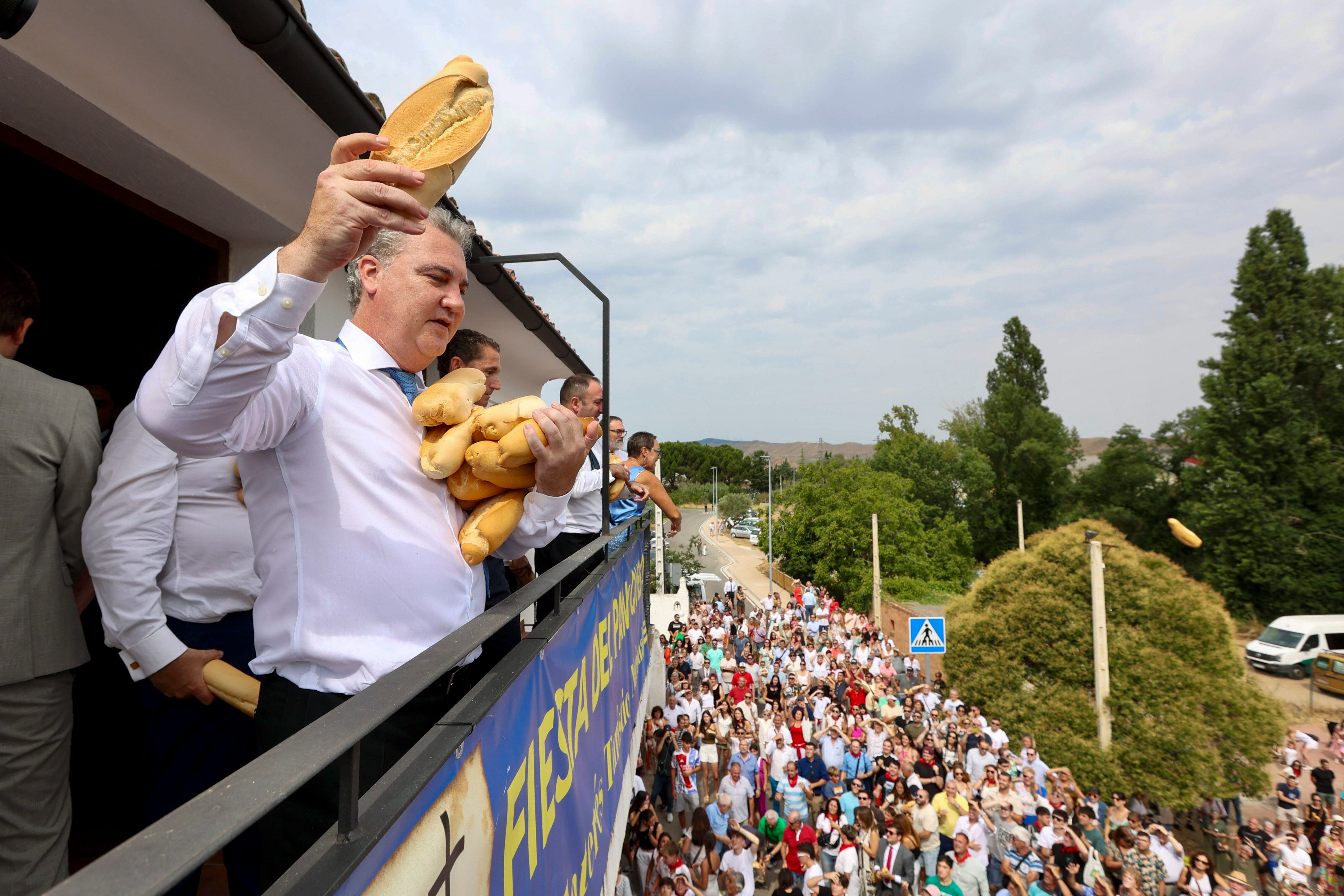 QUEL (LA RIOJA), 06/08/2025.- Unas 2.000 personas se han congregado este miércoles frente a la ermita de la Santa Cruz de Quel para conseguir los 2.500 bollos de pan y 60 kilos de queso de Roncal troceado en porciones que les han lanzado para revivir, como cada 6 de agosto, una tradición que data de 1479. EFE/ Raquel Manzanares