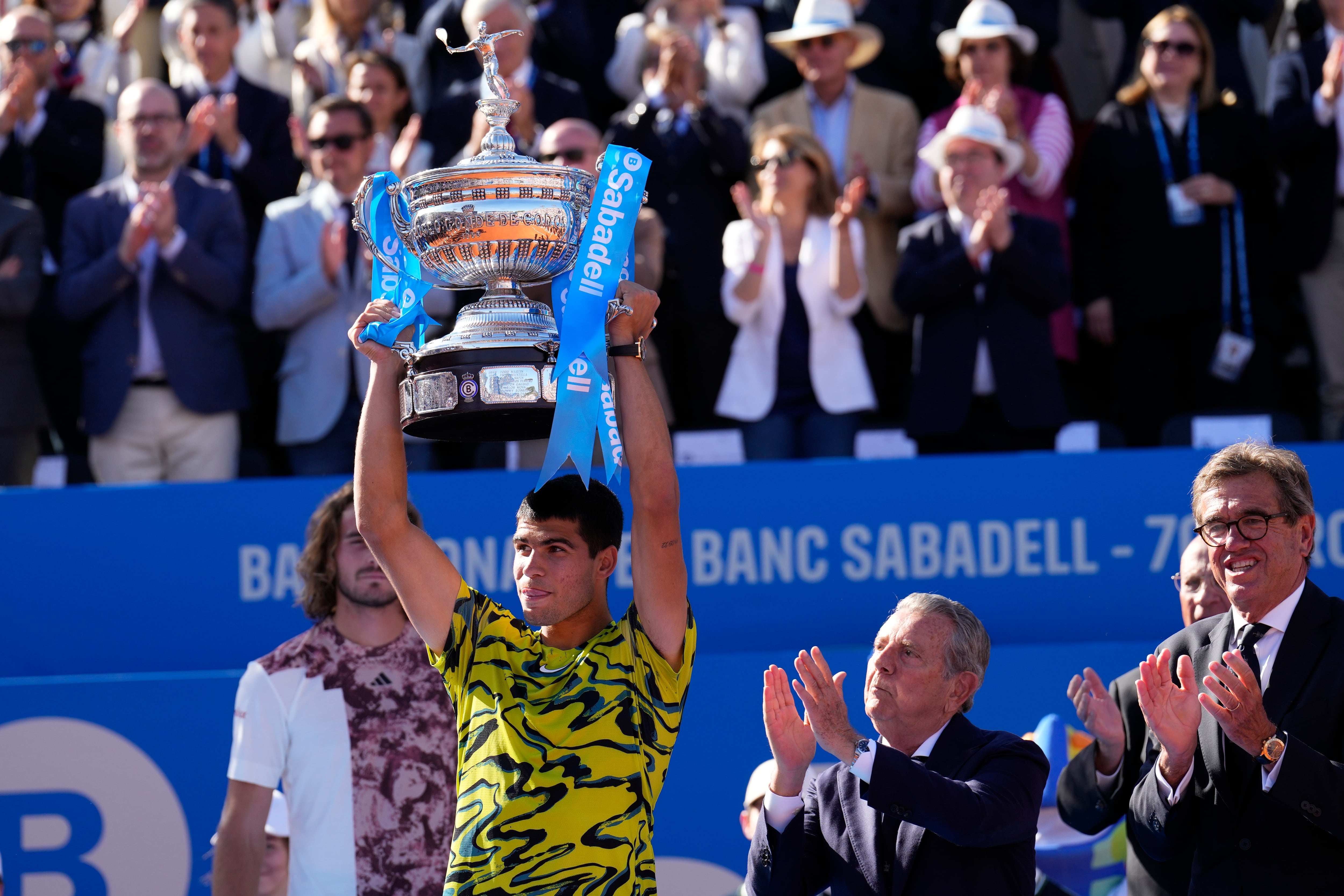 Carlos Alcaraz levantando el Trofeo Conde de Godó