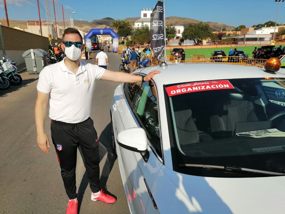 Sergio Domínguez en la salida de la segunda etapa de la Vuelta a Almería.