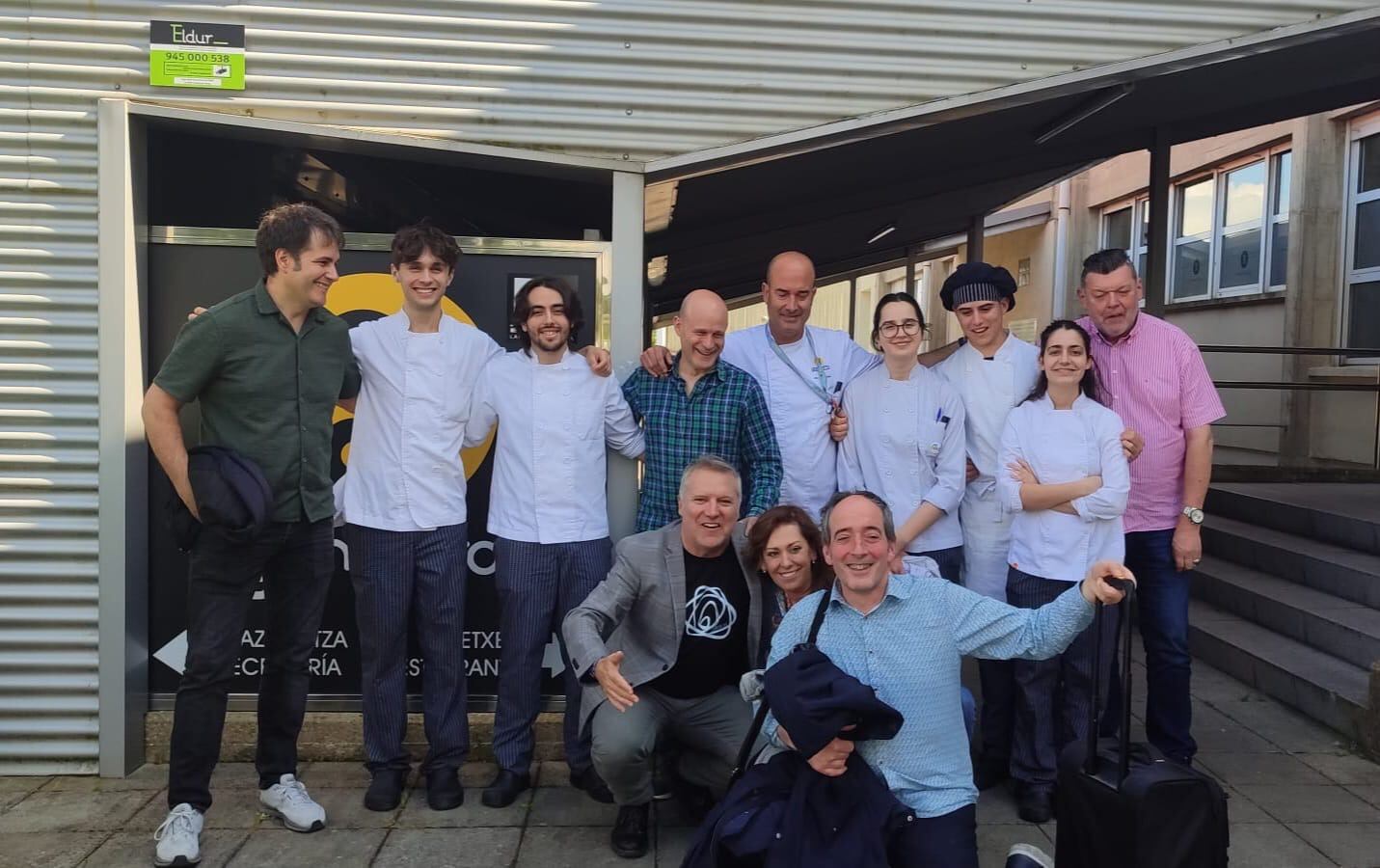 Mireia Alonso posa con amigos cocineros y alumnado de la escuela