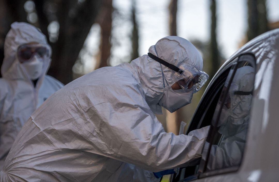 Trabajadores sanitarios en Roma hacen test rápidos.