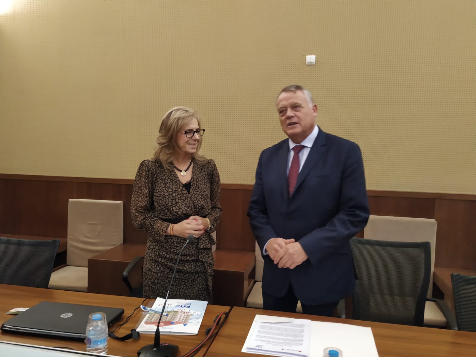 Emiliana Molero y Lorenzo Rodríguez en la presentación de las ayudas para el fomento de la transferencia de negocios en el medio rural.