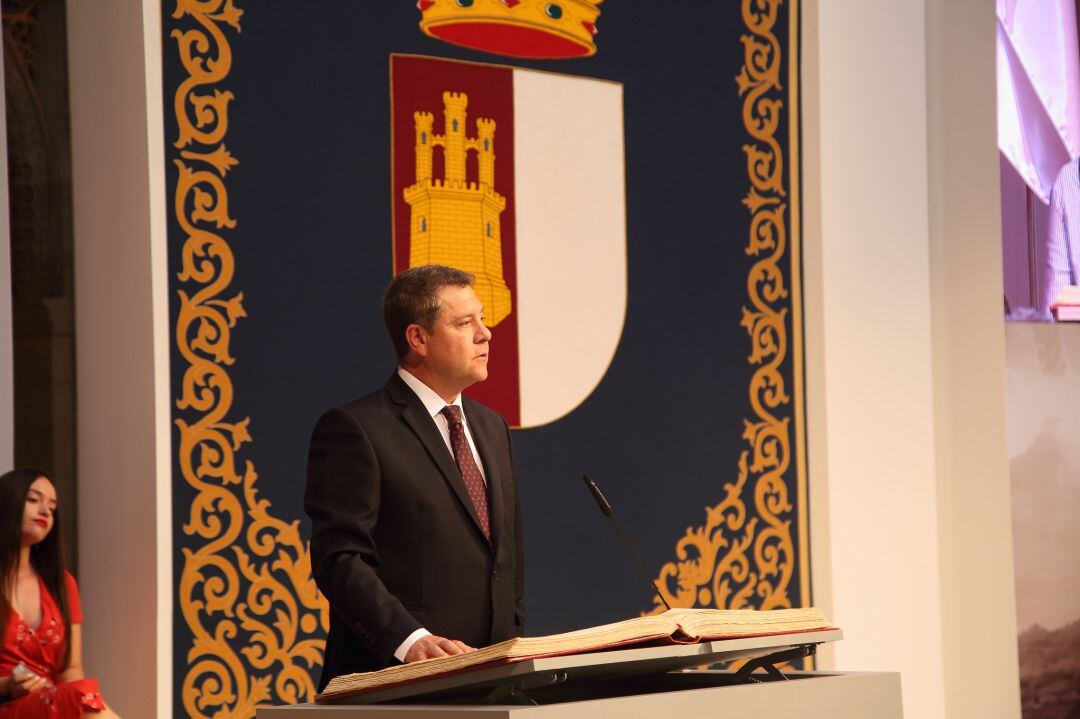 El presidente de Castilla-La Mancha, Emiliano García-Page, jura su cargo sobre un ejemplar de la Constitución de 1981