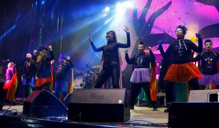 Integrantes del Orgullo Vallekano, la entidad LGTBI conocida por las &#039;drags&#039; de la cabalgata de los Reyes Magos, durante el pregón de carnavales con el que se da el pistoletazo de salida a las fiestas del Carnaval de Madrid.