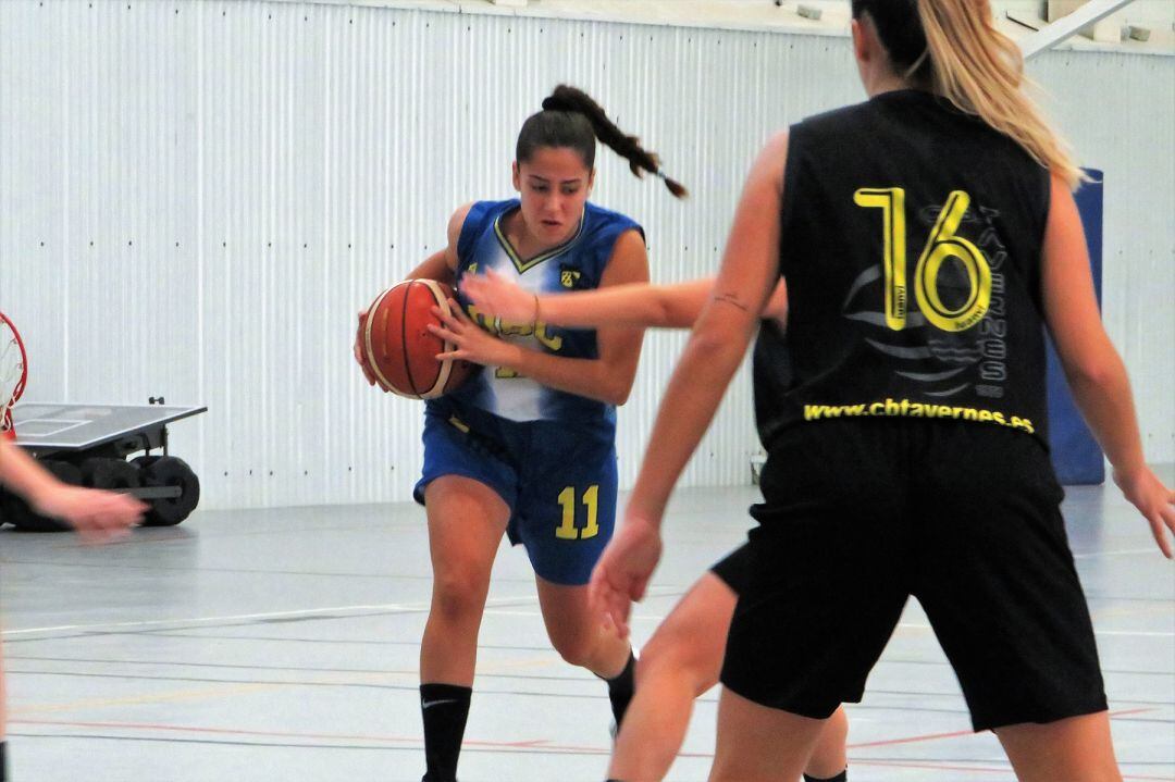 Jugadora dianense iniciando su camino hacia el aro.