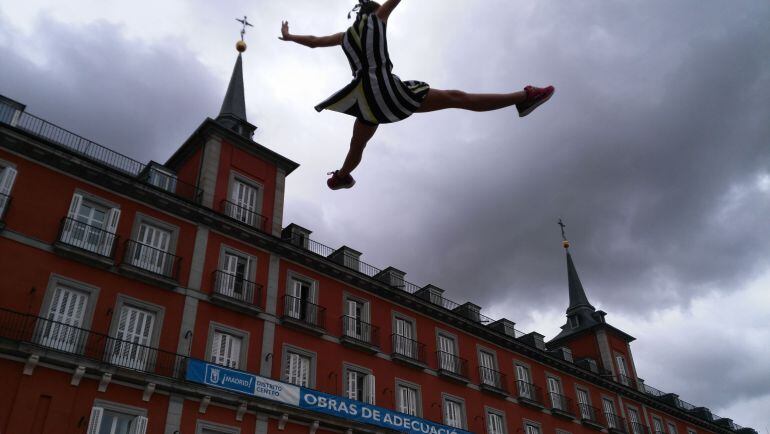 Una de las artistas de &quot;Aihua&quot; salta por los aires durante un pasacalles de la compañía por la Plaza Mayor