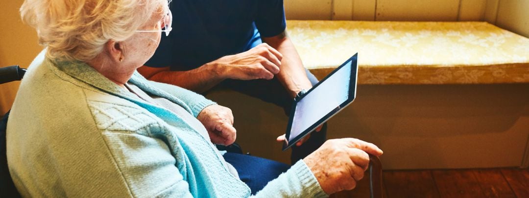 Usuaria y auxuliar de ayuda a domicilio