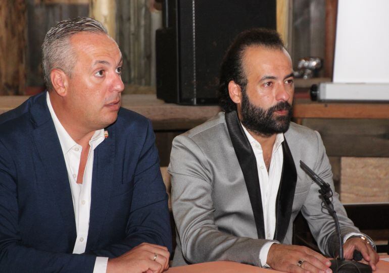 Juan Carlos Ruíz Boix y José Canela durante la presentación de la I BIenal de Flamenco "Canela de San Roque