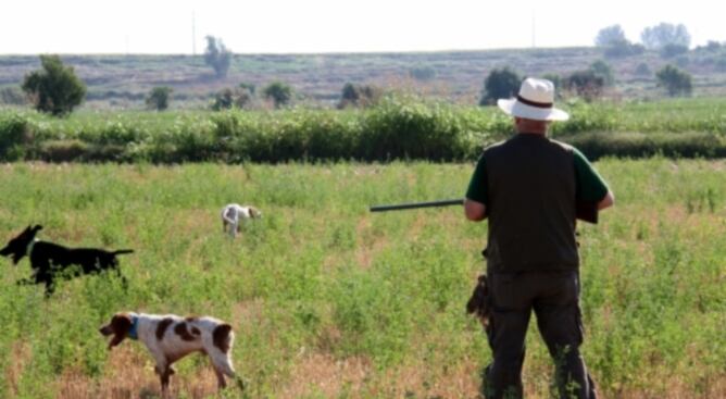 Un caçador preparat per disparar