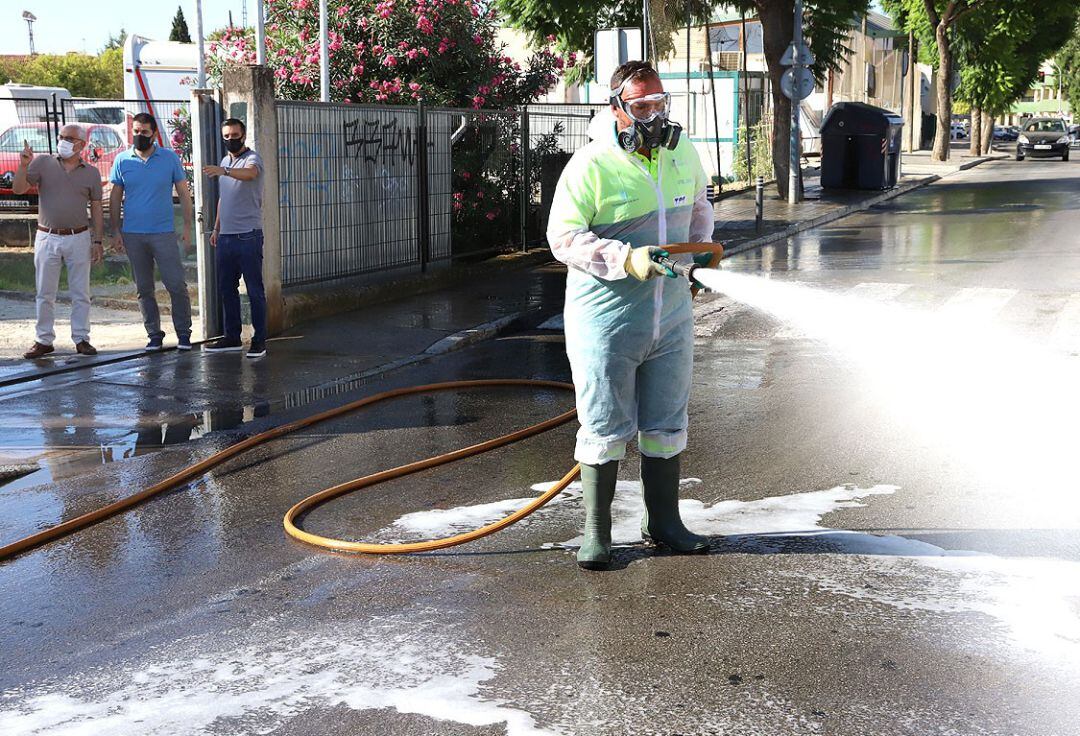 Un operario actúa en la limpieza especial en colegios