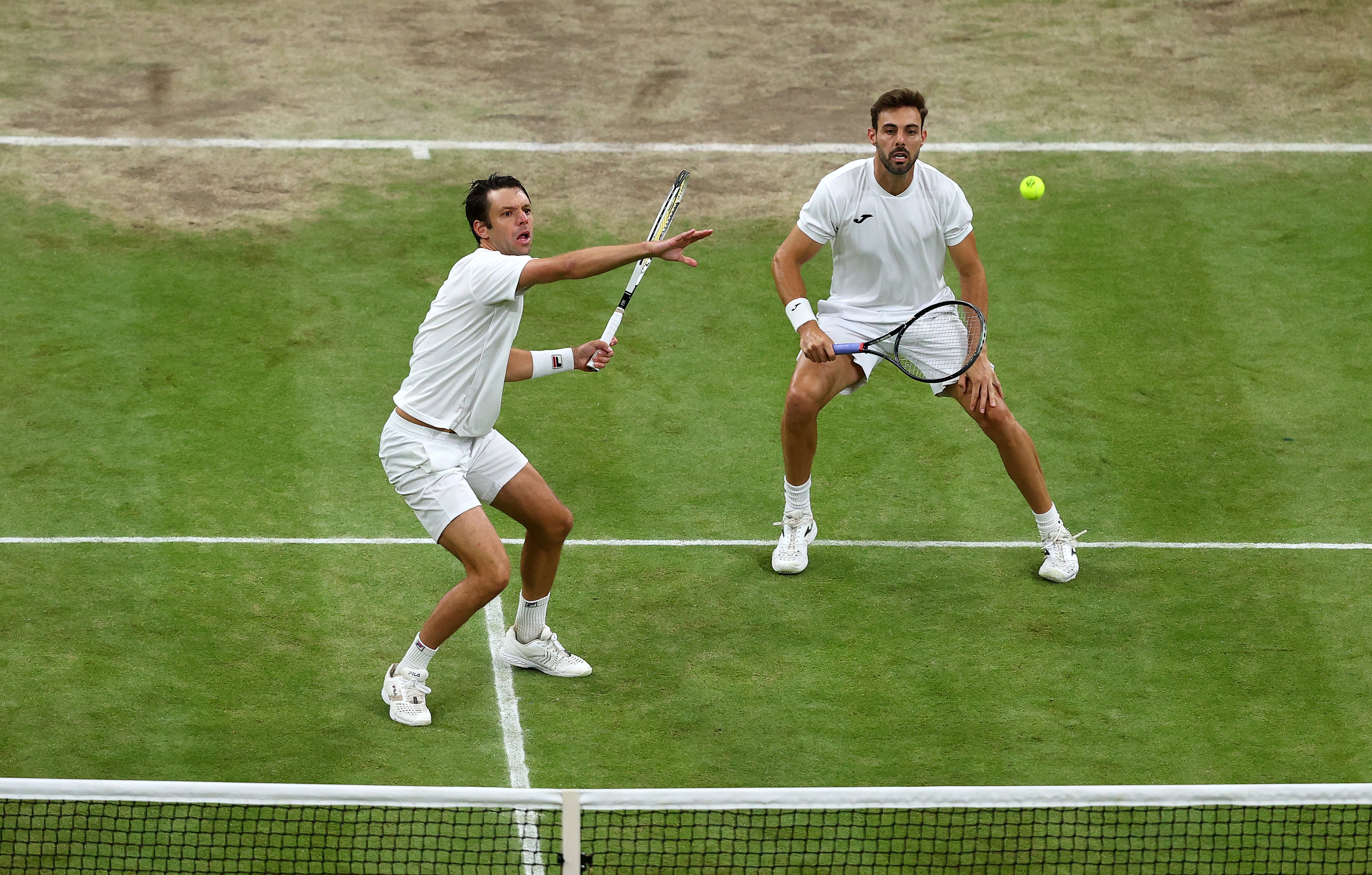 Marcel Granollers y Horazio Ceballos durante un partido en Wimbledon. (Photo by Julian Finney/Getty Images)