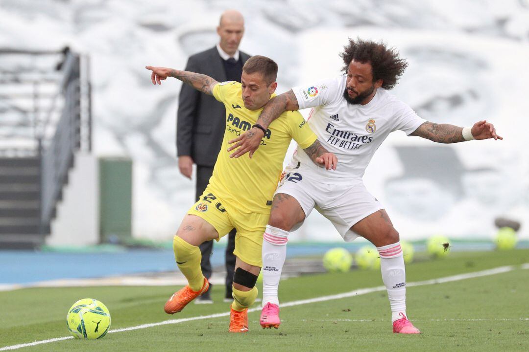 Rubén Peña pelea con Marcelo por el control de una pelota