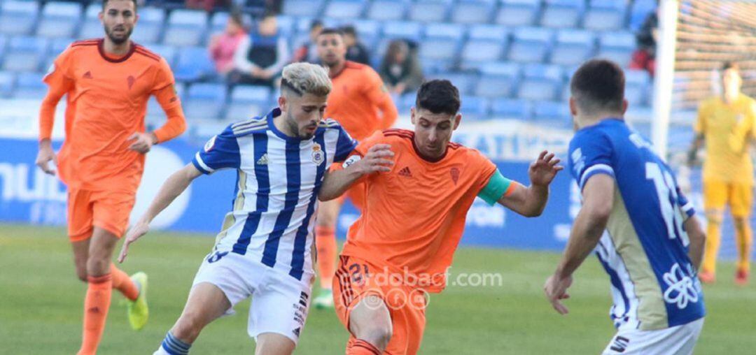 Isi Ros pugna por un balón durante el partido ante el Córdoba de esta temporada.