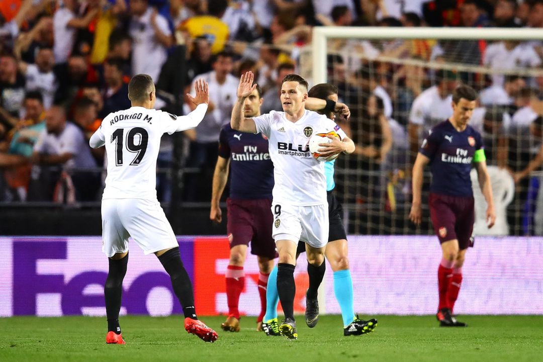 Kevin Gameiro of Valencia celebrates scoring the opening goal during the UEFA Europa League Semi Final Second Leg match between Valencia and Arsenal at Estadio Mestalla on May 09, 2019 in Valencia, Spain.