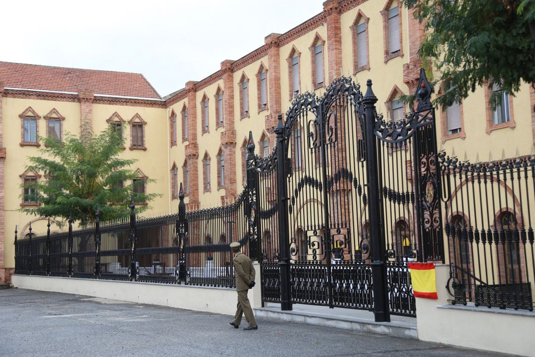 La reja ha sido instalada en la entrada del comedor de alumnos del centro