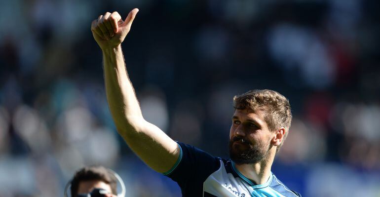 Fernando Llorente, durante un calentamiento previo a un partido en su etapa en el Swansea