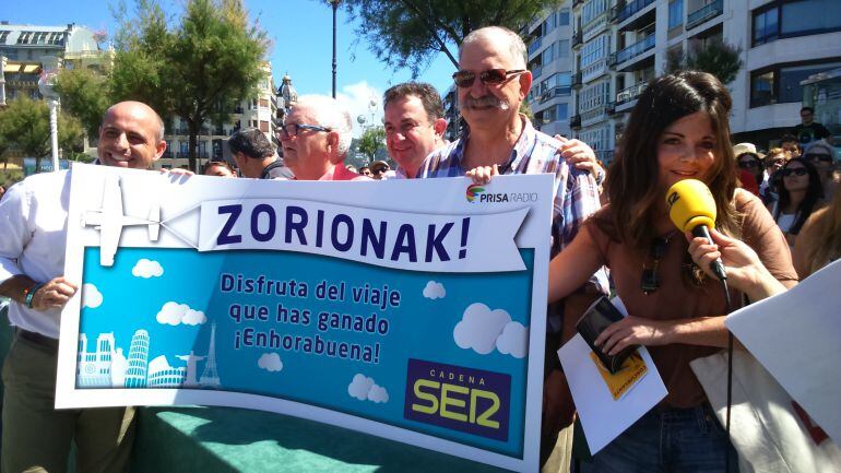 De izquierda a derecha, el director de las emisoras de la Cadena SER en Gipuzkoa, Francesc Ballesteros, Arzak, Berasategui, Subijana y Eli Irazusta, la ganadora del tradicional concurso de tortillas de Radio San Sebastián.