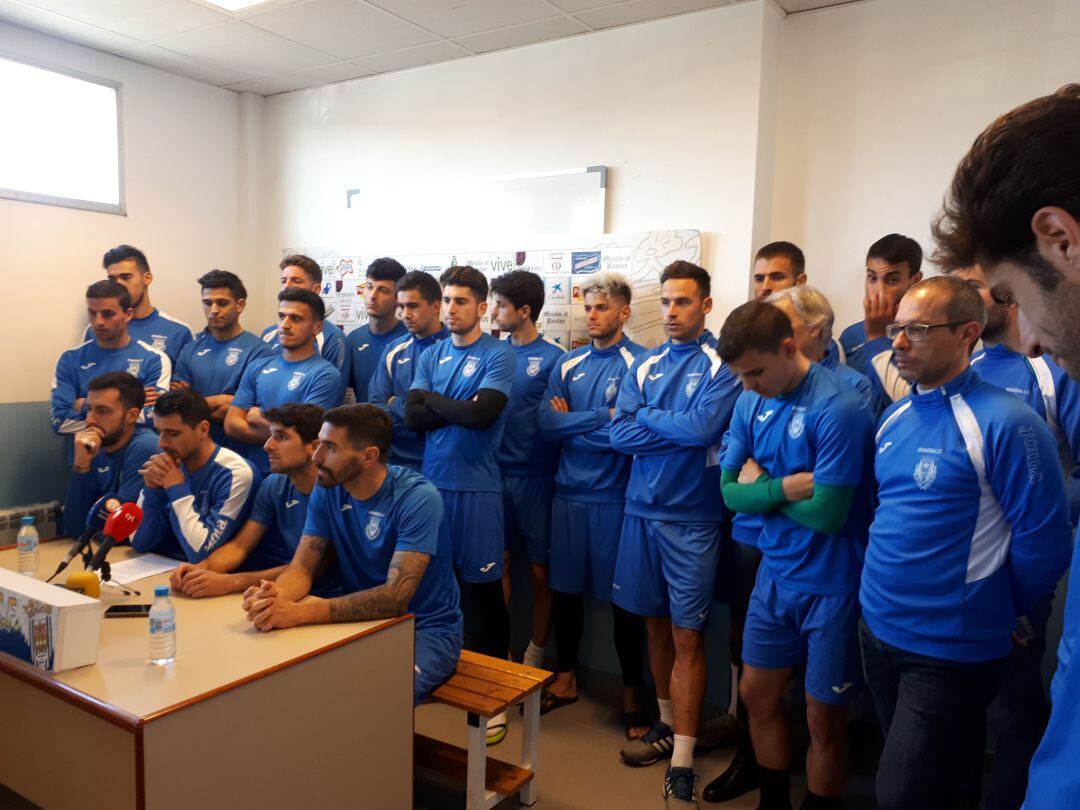 La plantilla de la Arandina durante la lectura del comunicado en la sala de prensa del Estadio Municipal 'El Montecillo'.