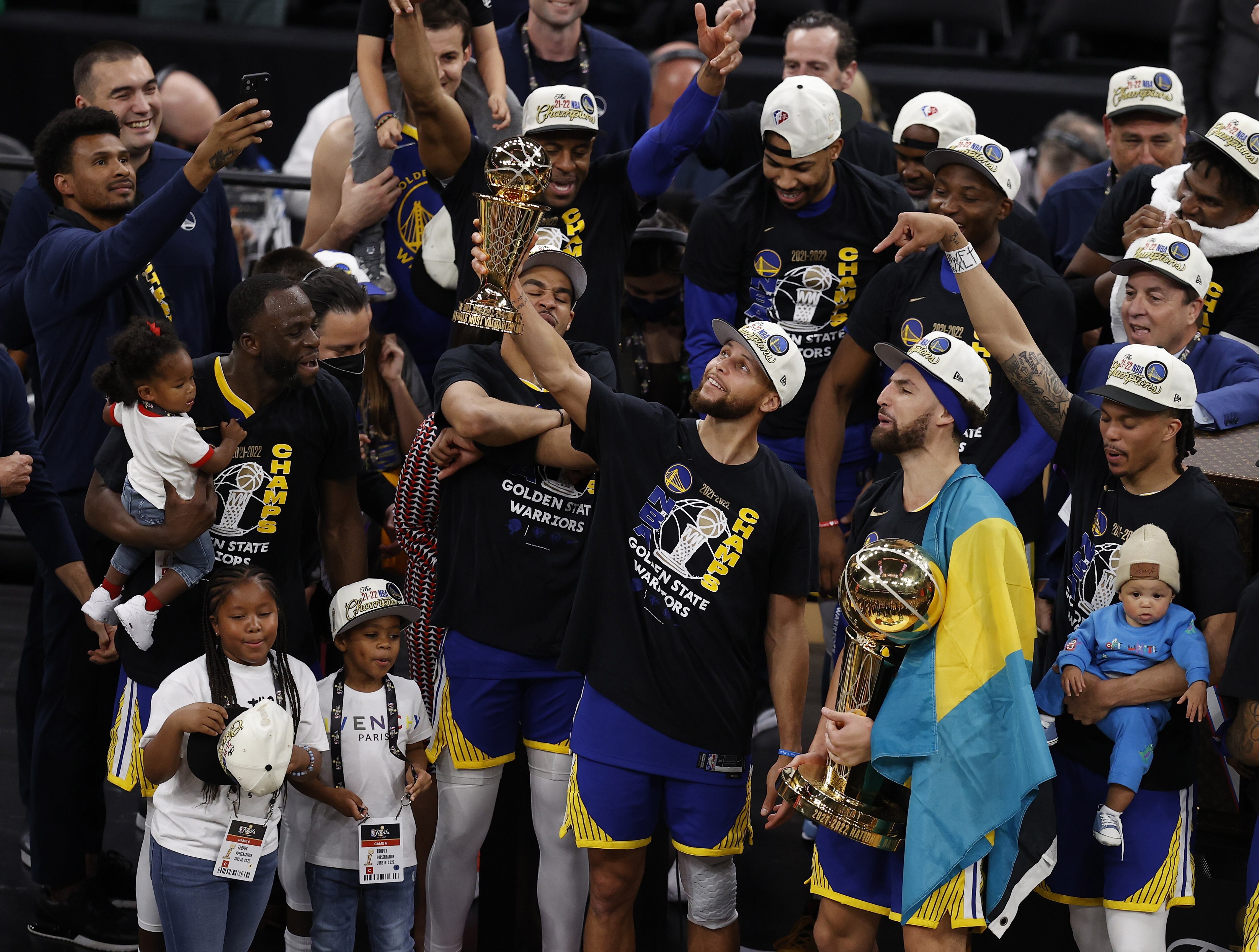 Curry levanta el título a mejor jugador de las finales de la NBA.