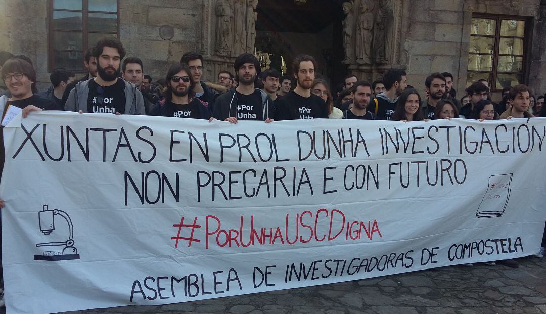 Decenas de investigadores, convocados por la Asamblea de Investigadoras de Compostela, se concentran ante el Rectorado de la USC.