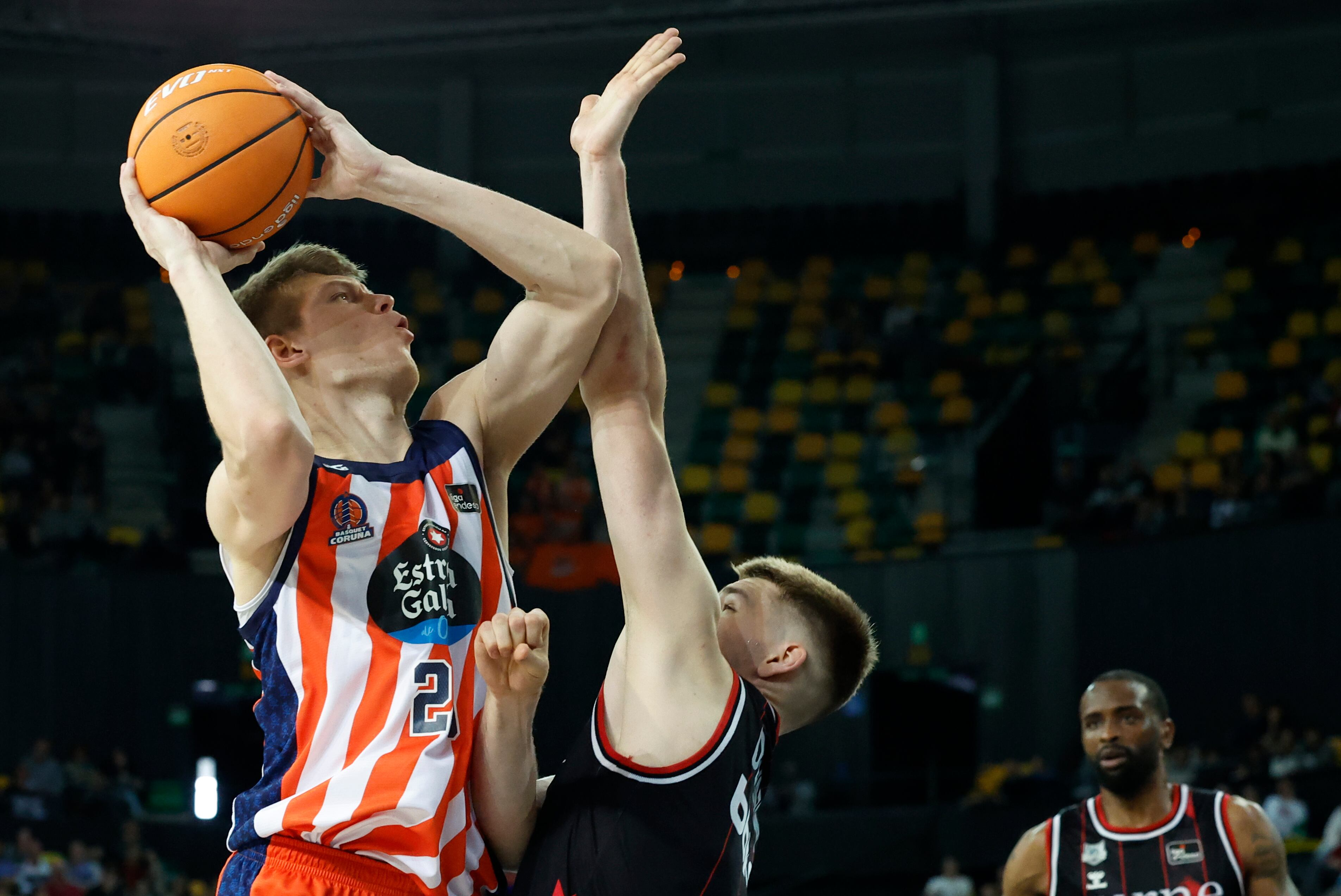BILBAO, 11/05/2025.- Karlis Silins (i), del Leyma Coruña, ante Thijs de Ridder, del Bilbao Basket, durante el partido de la Liga Endesa disputado este domingo en el pabellón Bilbao Arena. EFE/Miguel Toña

