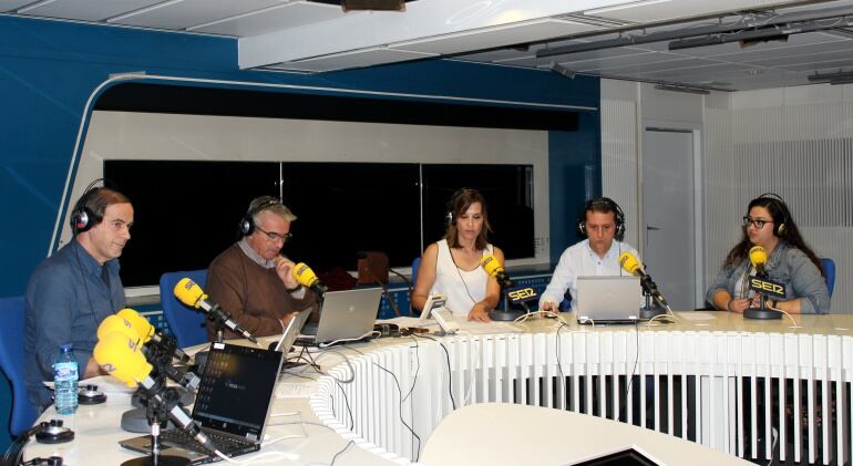 Isaías Lafuente, Carles Francino, Luz Sánchez Melaldo, Roberto Sánchez y Vicky en el estudio central de la SER.