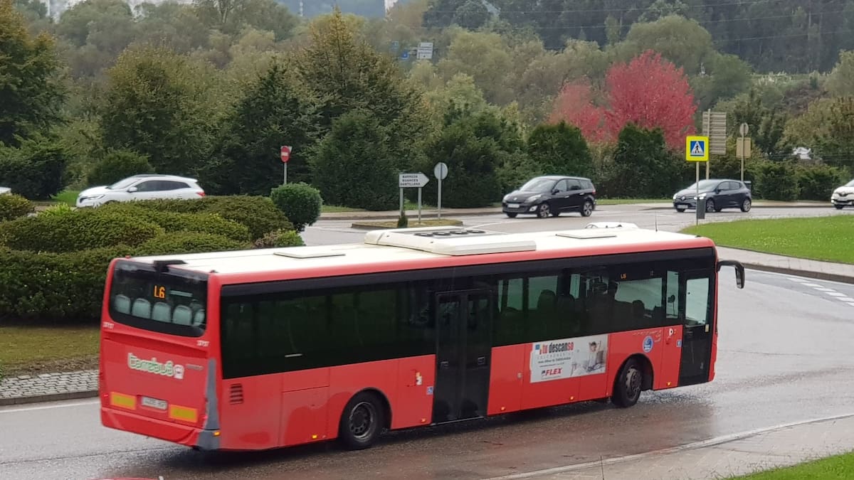 Torrelavega comienza a aplicar una reducción del 50 por ciento en los bonos del autobús urbano