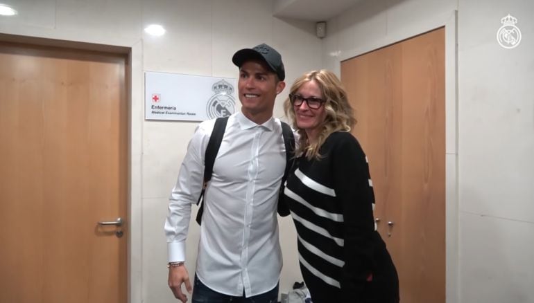 La actriz Julia Roberts saludó a los jugadores del Real Madrid durante su visita el Bernabeu