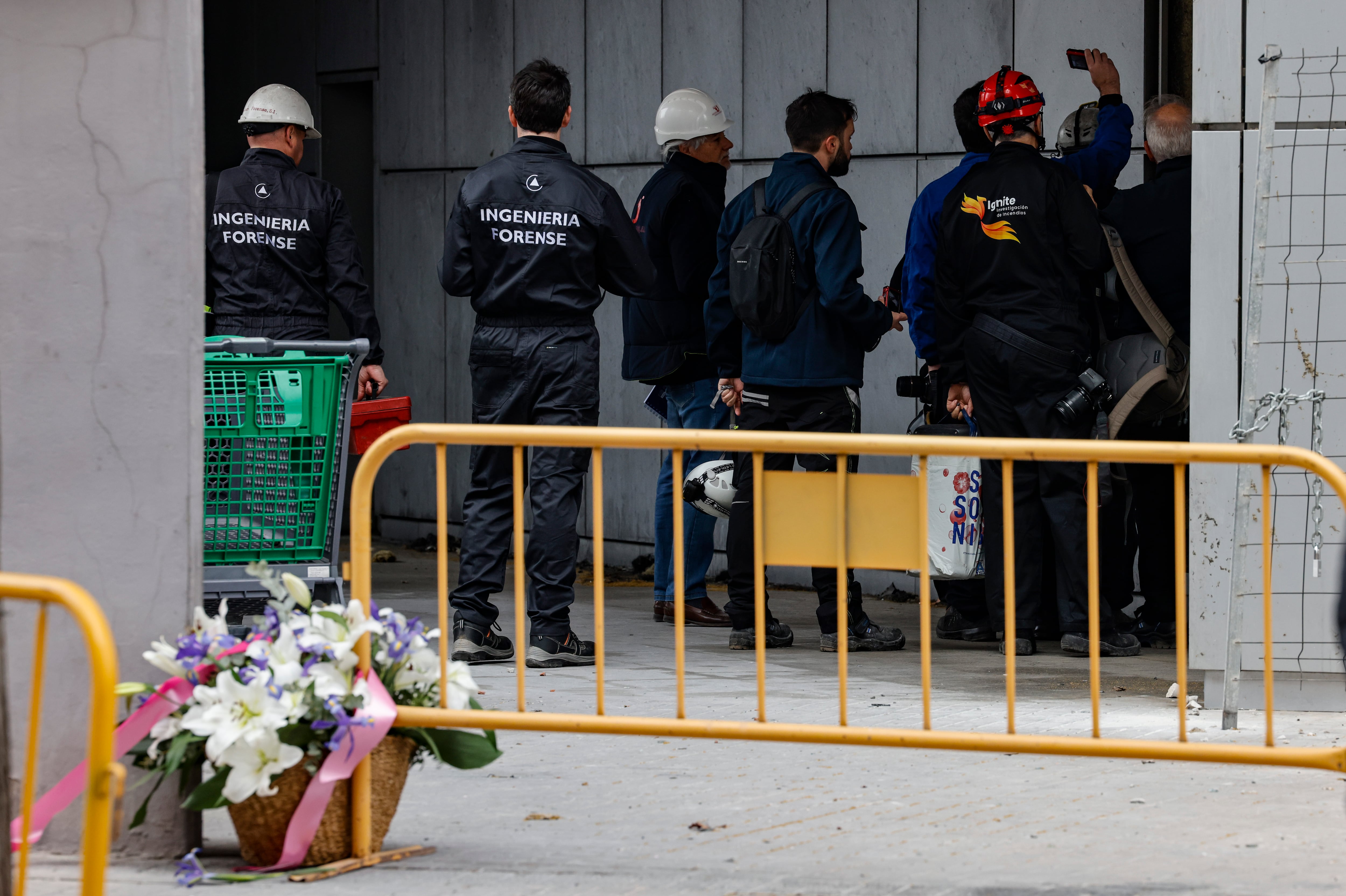 GRAFCVA9484. VALENCIA, 21/03/2024.- Los peritos de las compañías aseguradoras que acreditaron un contrato de seguro con alguno de los elementos del edificio del barrio de Campanar de València incendiado el pasado 22 de febrero, en el que murieron diez personas, acceden al inmueble con acompañamiento de agentes de la Policía Científica. EFE/Ana Escobar
