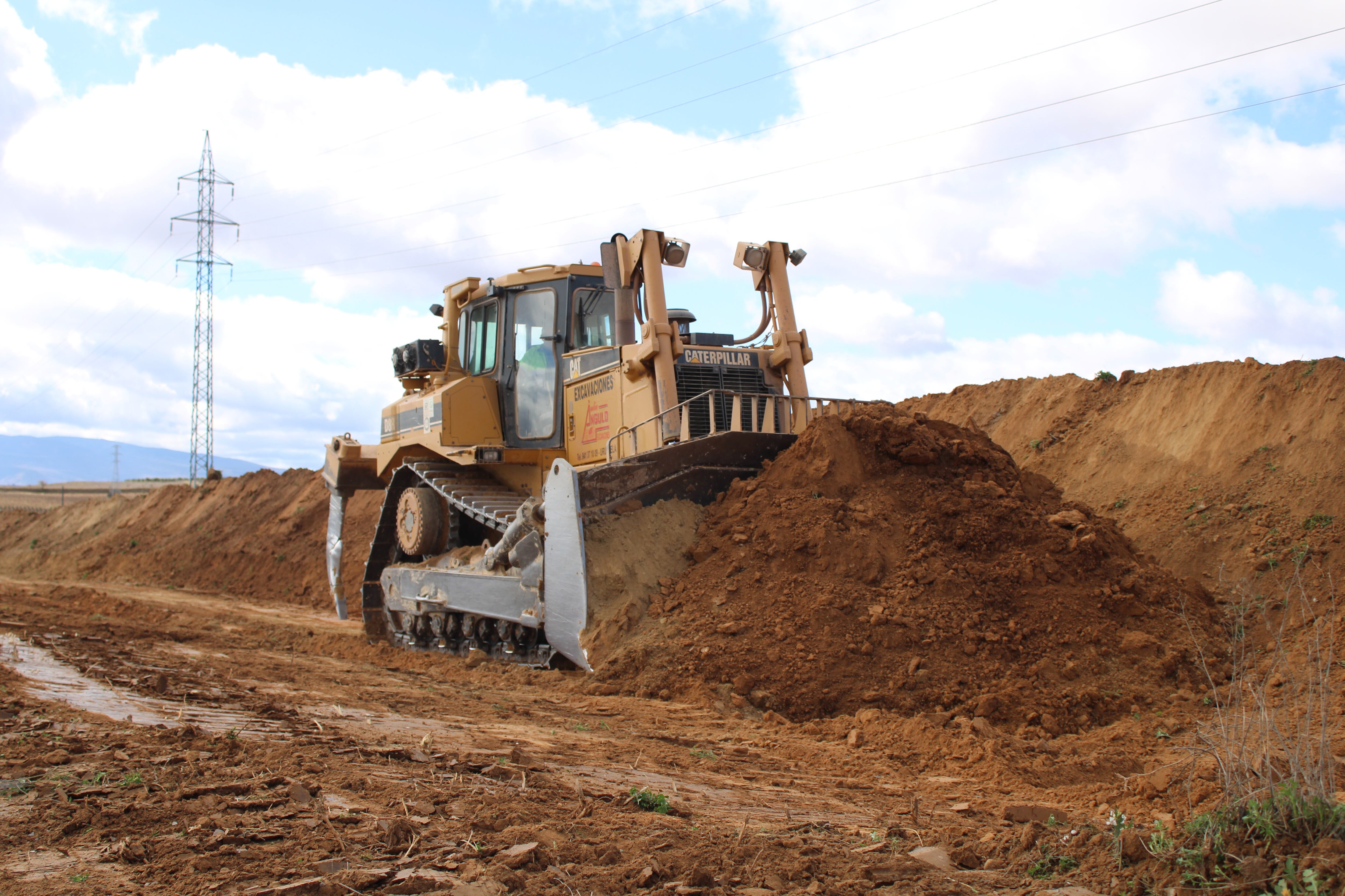 Una máquina trabaja en los terrenos de la UD Logroñés.