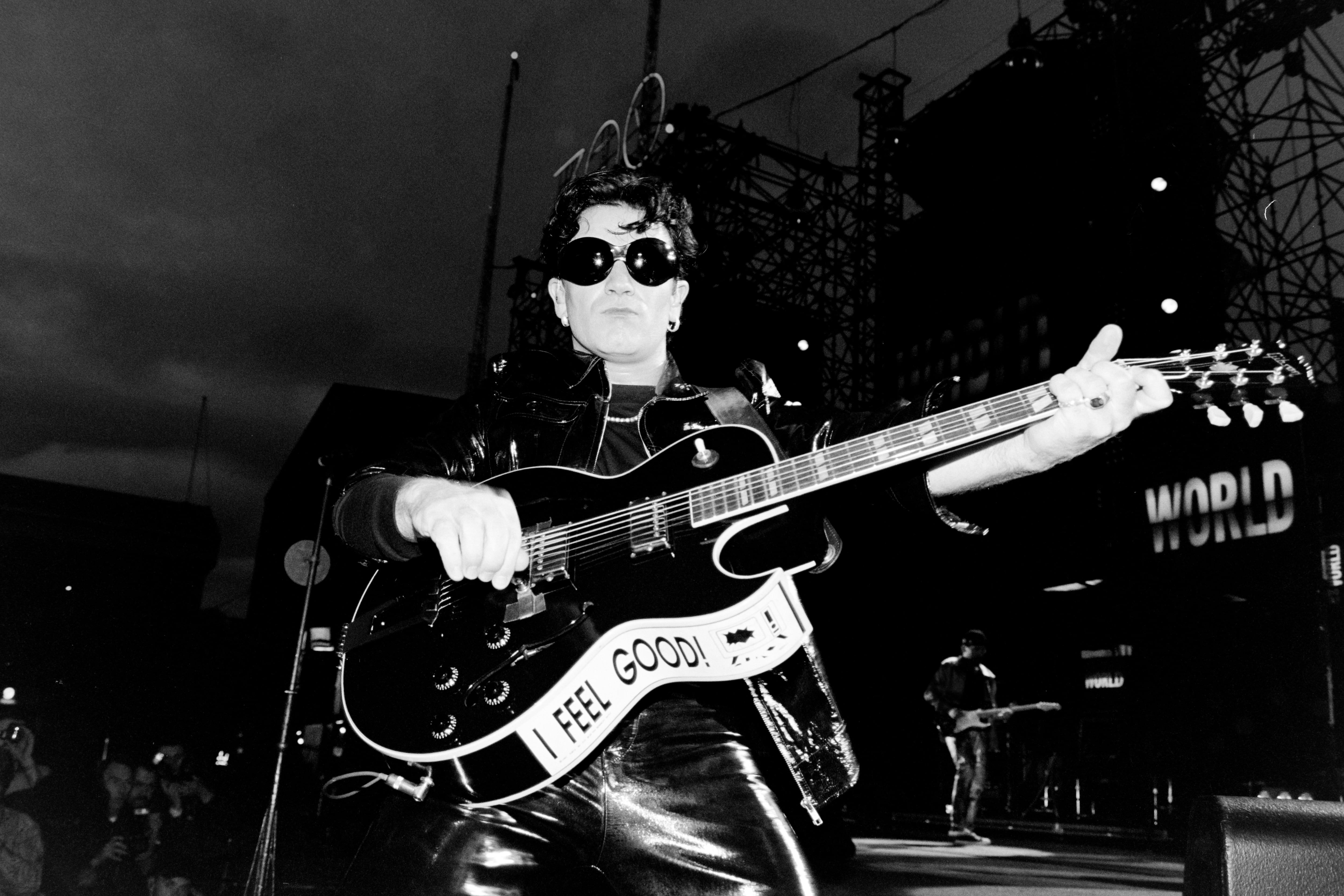 Bono of U2 durante la gira de the Zoo TV en 1992